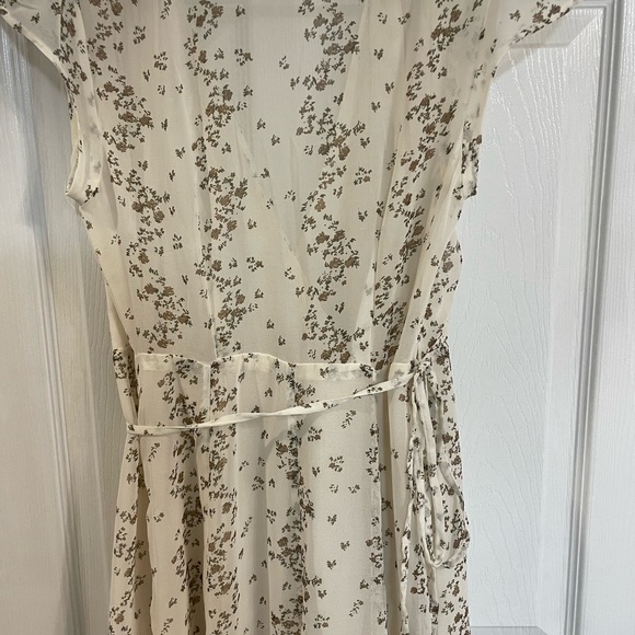 Floral tie around Urban Outfitters dress💐 - Picture 5 of 5